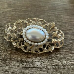 Vintage Elegant Gold and Pearl Brooch